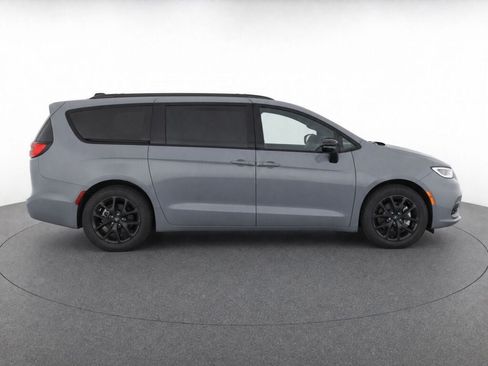 Used 2025 Chrysler Pacifica Limited FWD image 8