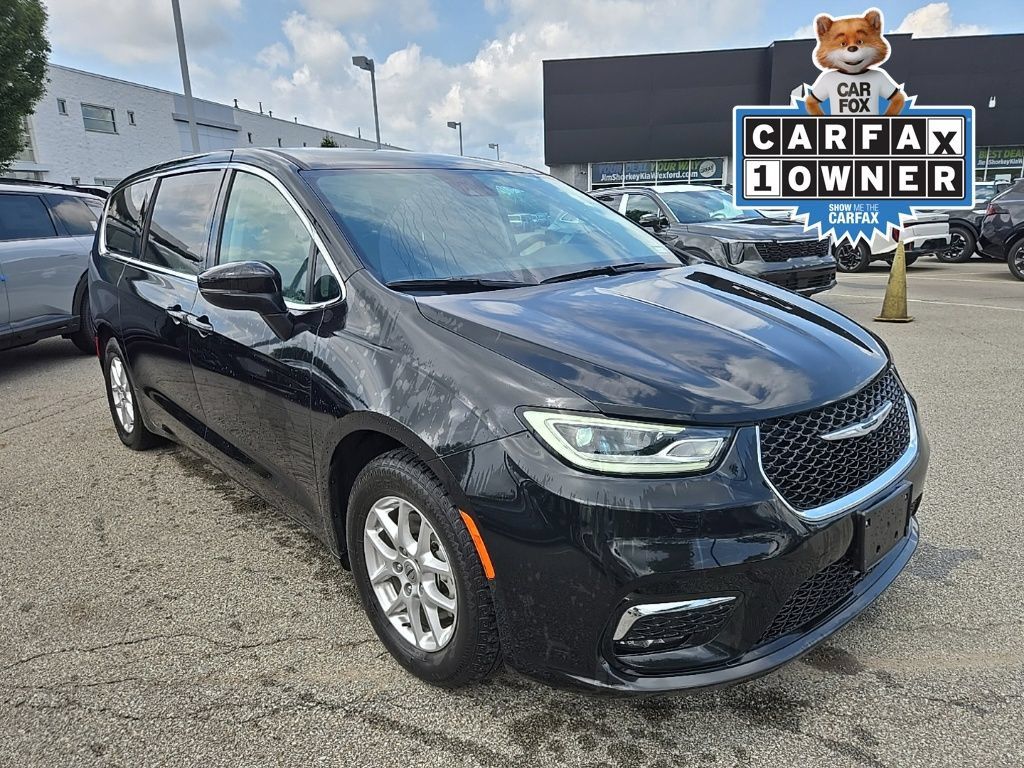 Used 2023 Chrysler Pacifica Touring-L FWD image 1