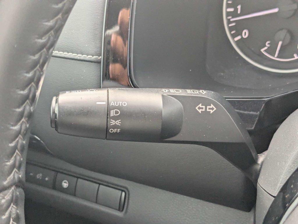 Used 2022 Nissan Pathfinder SV FWD image 38