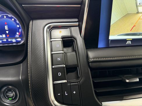 Used 2023 Chevrolet Suburban Premier image 18