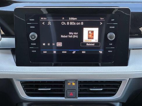Certified 2025 Volkswagen Taos SE AWD/4WD image 18