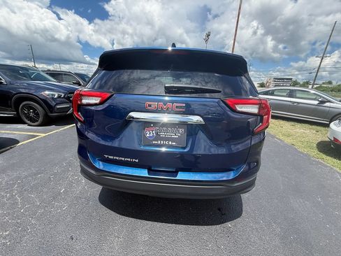Used 2022 GMC Terrain SLE w/ Driver Convenience Package FWD image 4