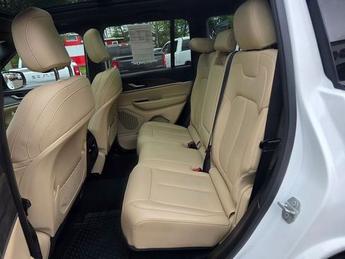 Used 2023 Jeep Grand Cherokee Limited AWD/4WD image 11