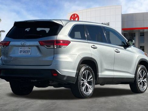 Used 2019 Toyota Highlander LE FWD image 4