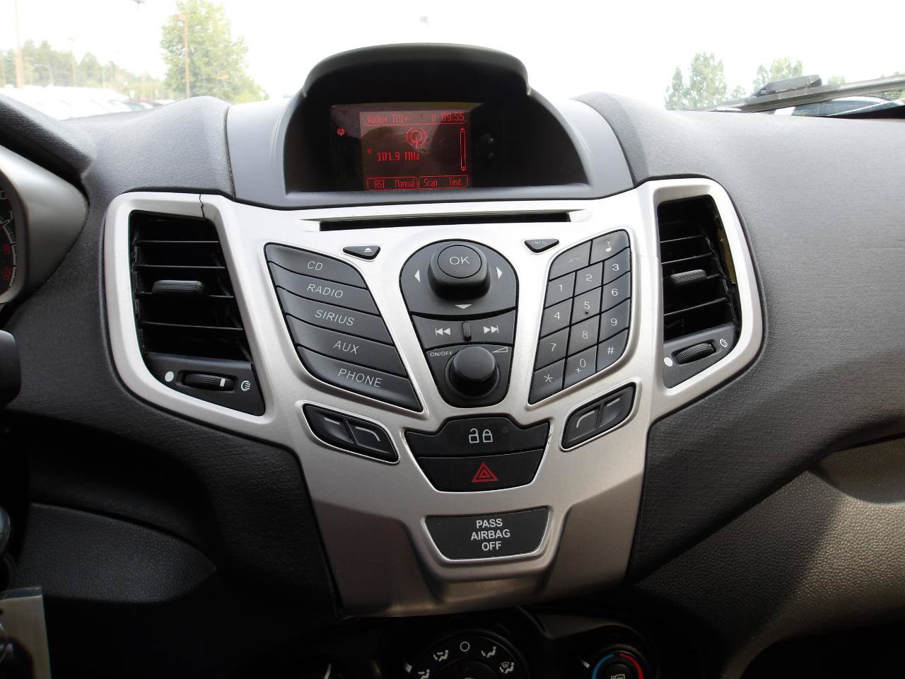 Used 2013 Ford Fiesta SE FWD image 17