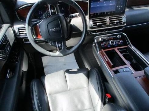 Used 2023 Lincoln Navigator Reserve image 5