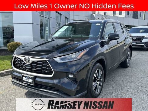 Used 2024 Toyota Highlander XLE AWD/4WD image 1