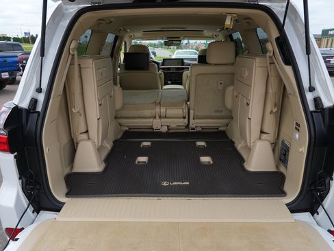 Used 2016 Lexus LX 570 4WD w/ Luxury Package image 31