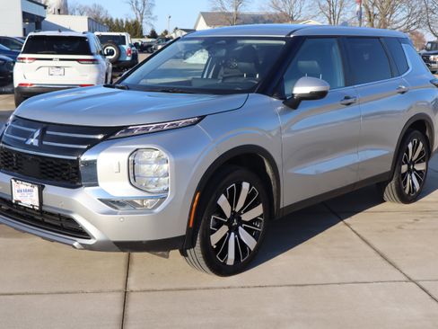 Used 2025 Mitsubishi Outlander SE image 2