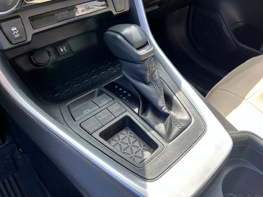 Used 2019 Toyota RAV4 LE FWD image 18