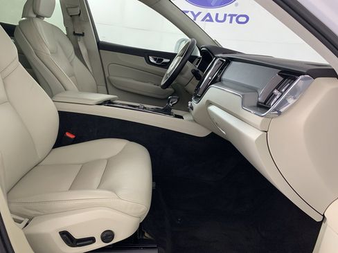 Used 2019 Volvo XC60 T5 Momentum w/ Premium Package image 42