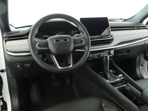 Used 2023 Jeep Compass Latitude AWD/4WD image 2