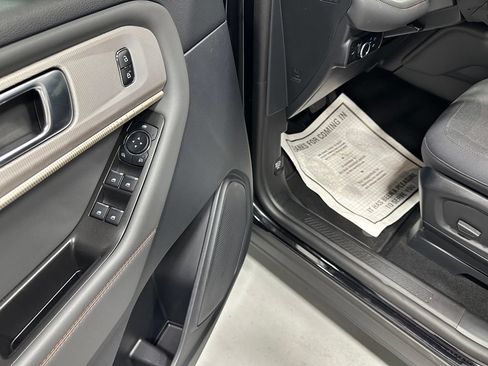 Used 2025 Ford Explorer Active AWD/4WD image 9