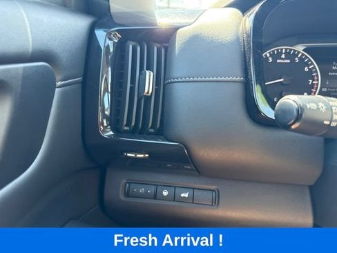 Used 2025 Nissan Pathfinder SV FWD image 10