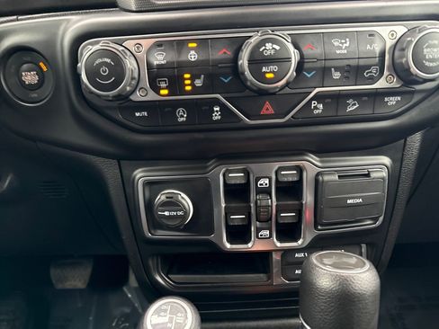 Used 2021 Jeep Wrangler Unlimited Sahara image 22