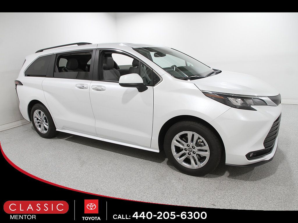 Used 2026 Toyota Sienna XLE FWD image 1