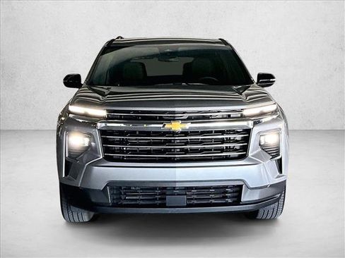 Used 2025 Chevrolet Traverse LT FWD image 3