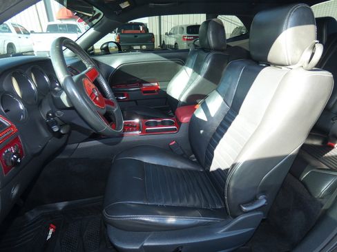 Used 2010 Dodge Challenger SE image 11