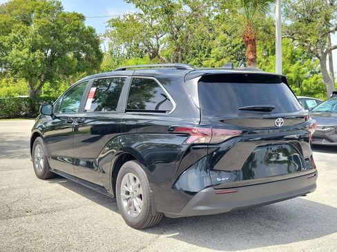 New 2026 Toyota Sienna LE FWD image 6