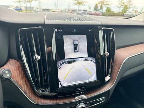 Used 2024 Volvo XC60 B5 Plus w/ Protection Package Premier image 19