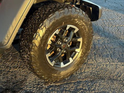 Used 2025 Jeep Wrangler Unlimited Rubicon AWD/4WD image 9