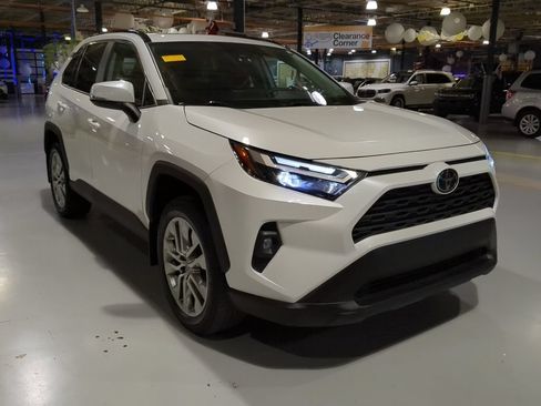 Used 2023 Toyota RAV4 XLE Premium AWD/4WD image 5