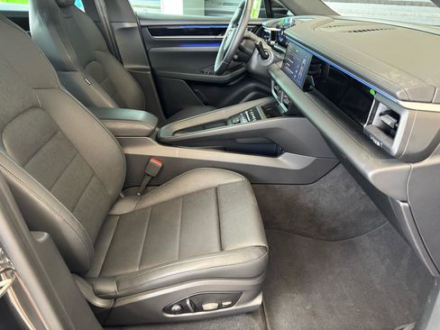 Used 2025 Porsche Macan Electric RWD image 22