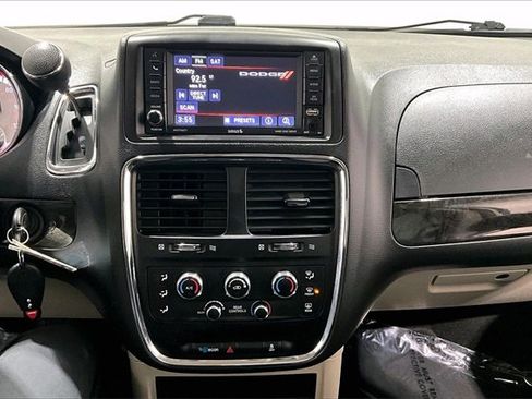 Used 2019 Dodge Grand Caravan SE w/ UConnect Hands-Free Group image 15