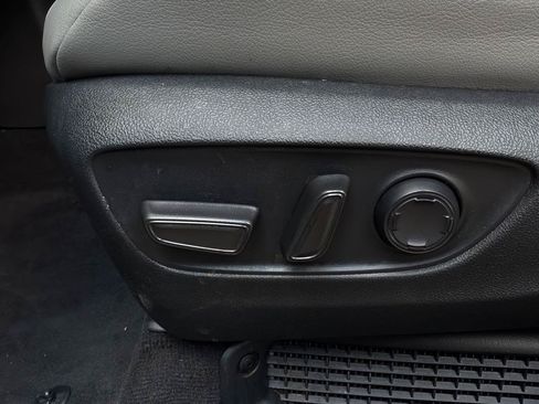 Used 2025 Toyota Sienna XLE FWD image 11
