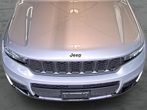 Used 2024 Jeep Grand Cherokee L Limited w/ Black Appearance Package AWD/4WD image 16