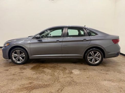Used 2022 Volkswagen Jetta SE image 2