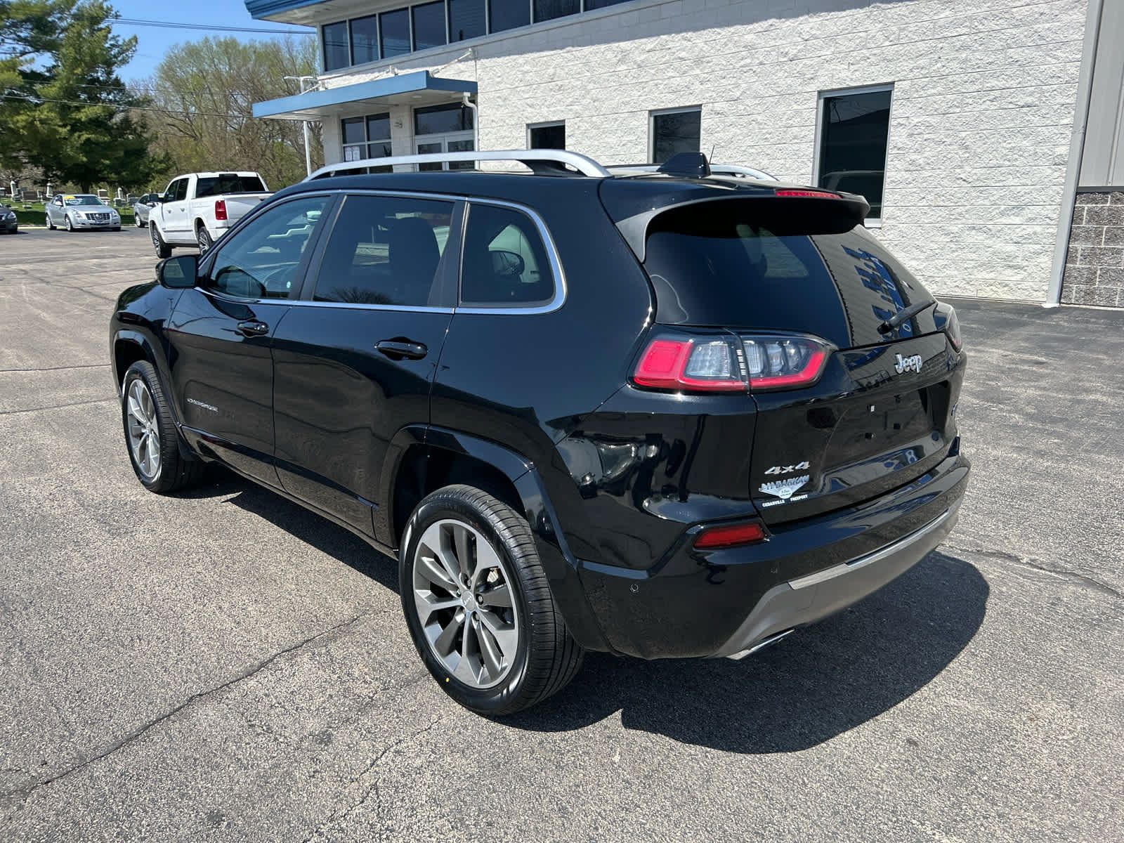 Used 2019 Jeep Cherokee Overland w/ Technology Group AWD/4WD image 6
