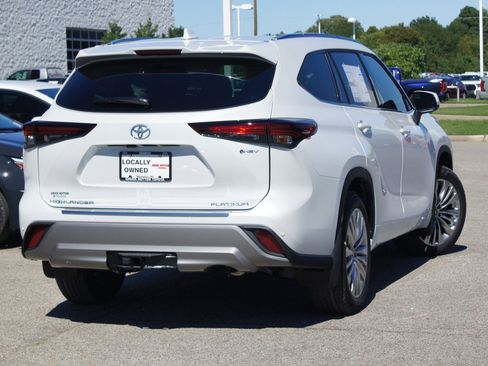 New 2026 Toyota Highlander Platinum image 12