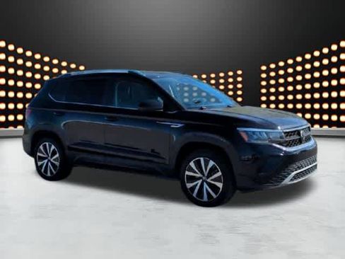 Used 2024 Volkswagen Taos SE image 2