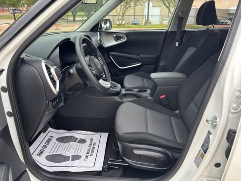 Used 2025 Kia Soul LX w/ LX Technology Package FWD image 27