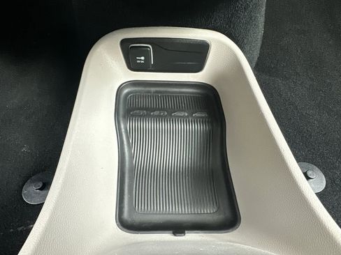 Used 2024 Chrysler Pacifica Touring-L image 18