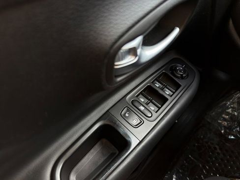 Used 2018 Jeep Renegade Altitude w/ Cold Weather Group FWD image 11