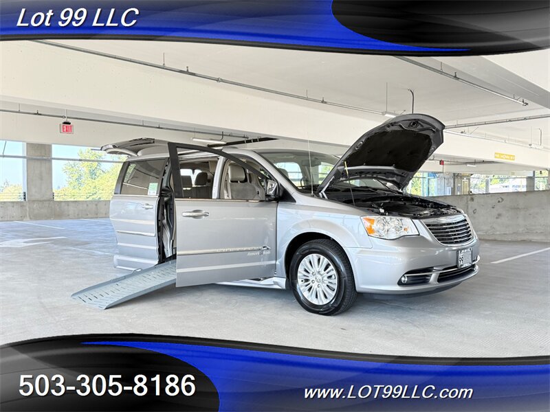 Used 2013 Chrysler Town & Country Limited w/ Luxury Group FWD image 31