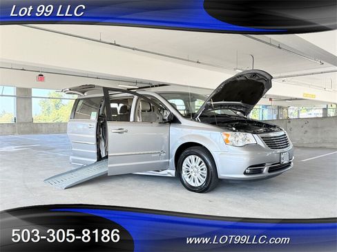 Used 2013 Chrysler Town & Country Limited w/ Luxury Group FWD image 31