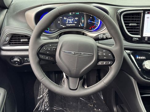 Used 2023 Chrysler Pacifica Limited w/ Uconnect Theater Family Group FWD image 17