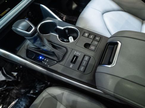 Certified 2024 Toyota Highlander XLE image 20