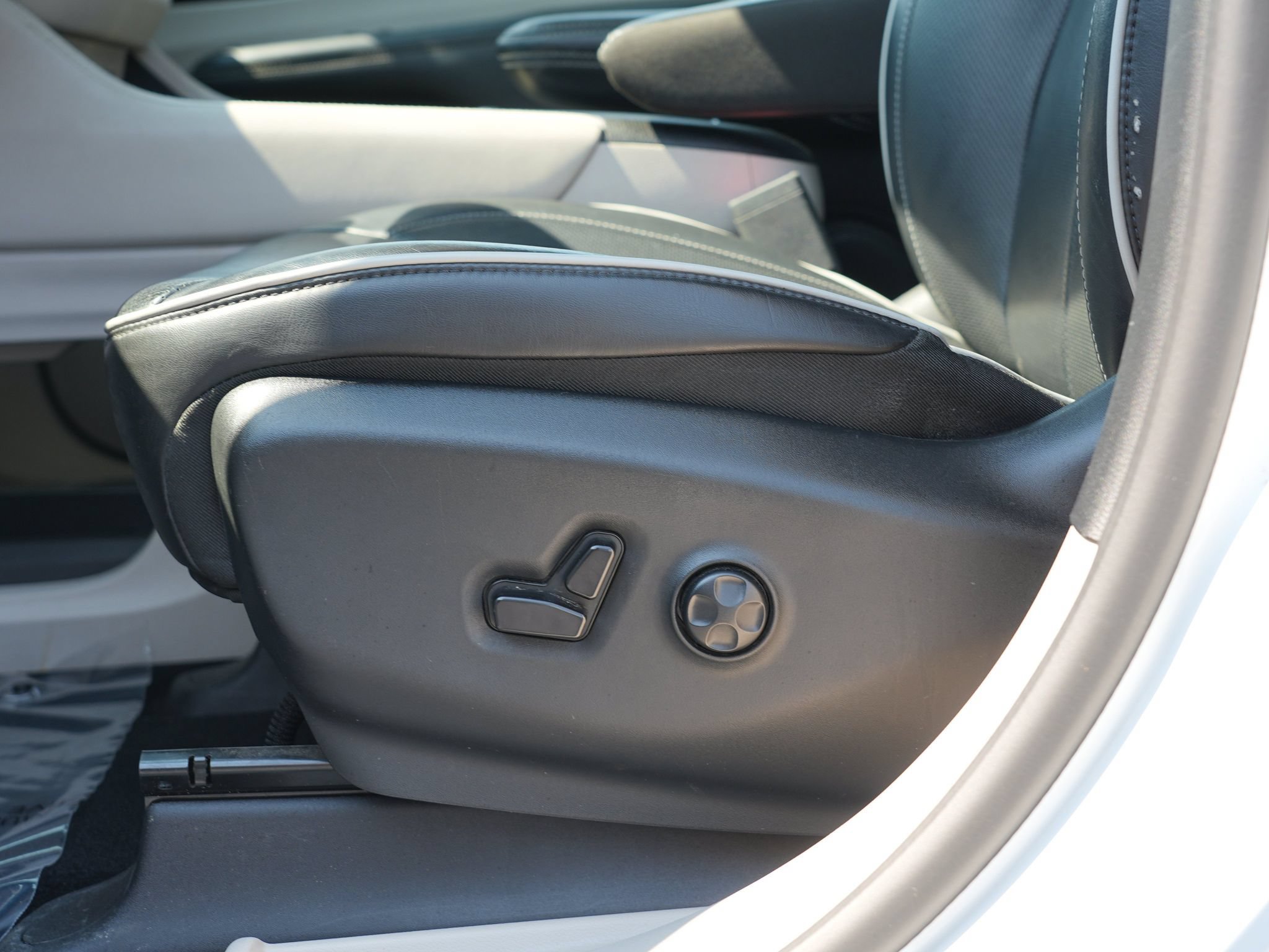 Used 2023 Chrysler Pacifica Limited FWD image 16