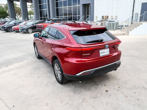 Certified 2024 Toyota Venza XLE image 9