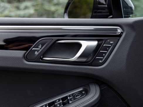 Certified 2026 Porsche Macan AWD/4WD image 25