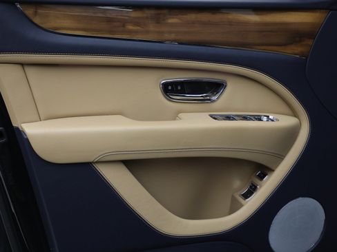 Certified 2024 Bentley Bentayga Extended Wheelbase AWD/4WD image 17