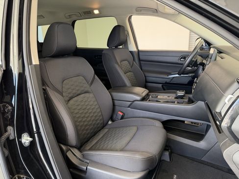 Used 2024 Nissan Pathfinder S image 41