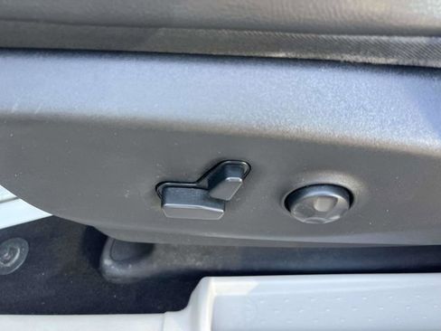 Used 2021 Chrysler Pacifica Touring-L w/ Uconnect Theater Family Group FWD image 18