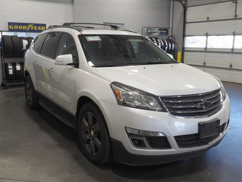 Used 2017 Chevrolet Traverse LT image 3