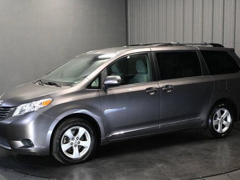 Used 2017 Toyota Sienna LE FWD image 1