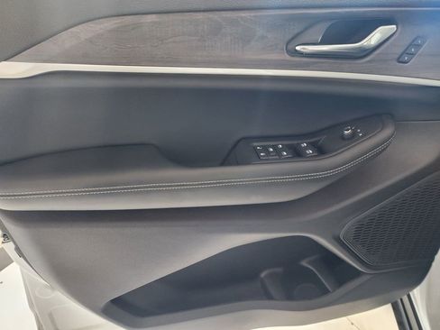 Certified 2025 Jeep Grand Cherokee L Limited w/ Black Appearance Package AWD/4WD image 11